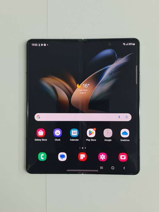 Samsung Galaxy Fold4 256GB Dual sim + R2200 FREE ACCESSORIES