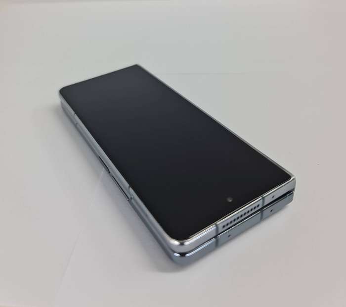 Samsung Galaxy Fold4 256GB Dual sim + R2200 FREE ACCESSORIES