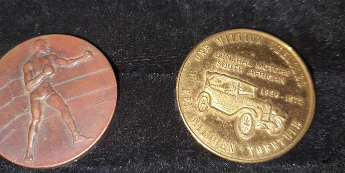 A VINTAGE COLLECTION OF SOUTH AFRICAN 1 RAND COINS AND MEDELIANS SOLD AS IS