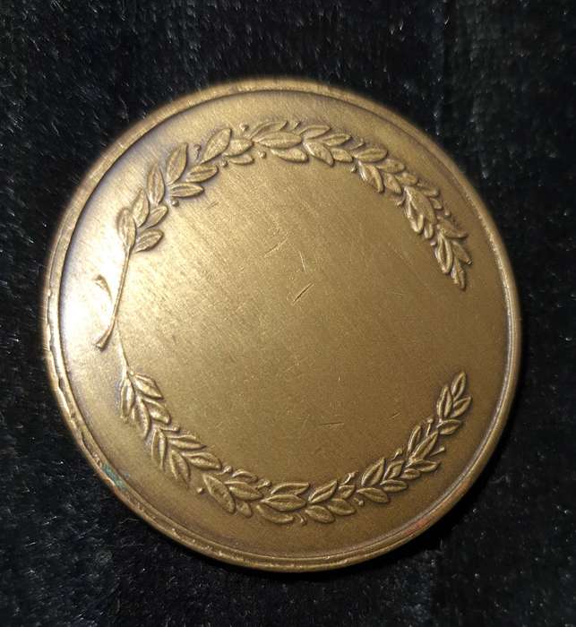 A VINTAGE COLLECTION OF SOUTH AFRICAN 1 RAND COINS AND MEDELIANS SOLD AS IS