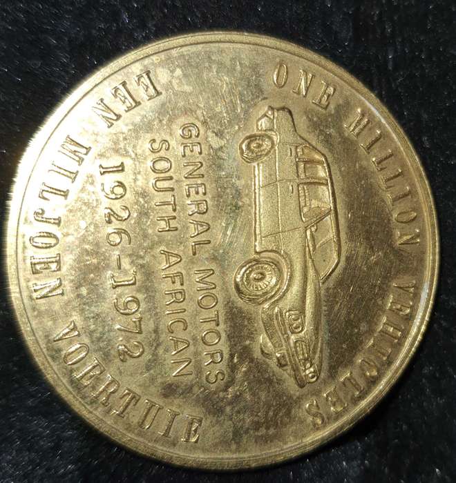 A VINTAGE COLLECTION OF SOUTH AFRICAN 1 RAND COINS AND MEDELIANS SOLD AS IS
