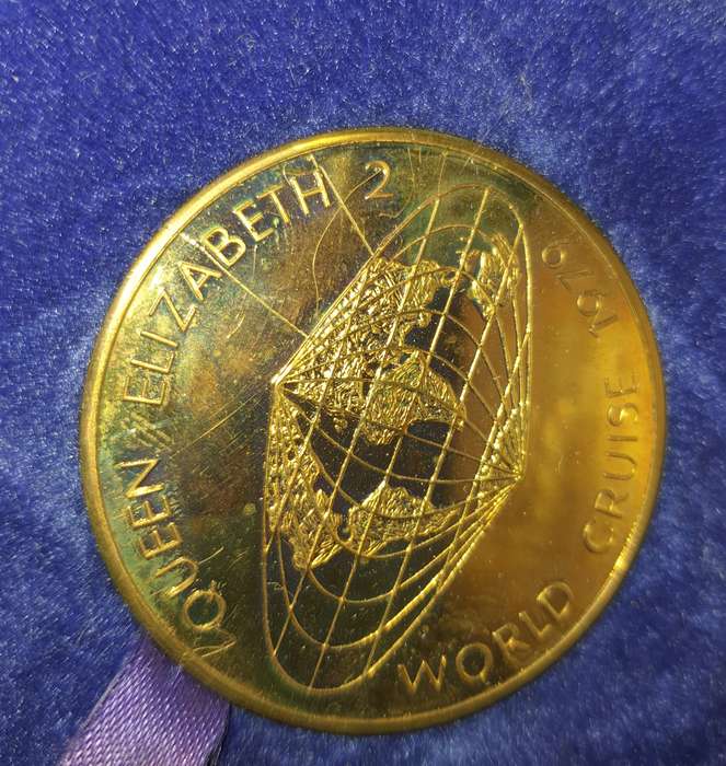 A VINTAGE COLLECTION OF SOUTH AFRICAN 1 RAND COINS AND MEDELIANS SOLD AS IS