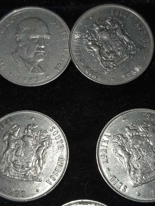A VINTAGE COLLECTION OF SOUTH AFRICAN 1 RAND COINS AND MEDELIANS SOLD AS IS