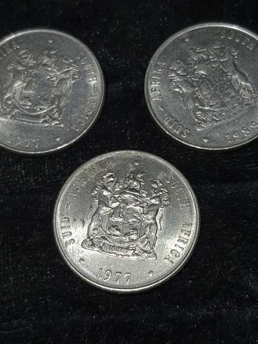 A VINTAGE COLLECTION OF SOUTH AFRICAN 1 RAND COINS AND MEDELIANS SOLD AS IS