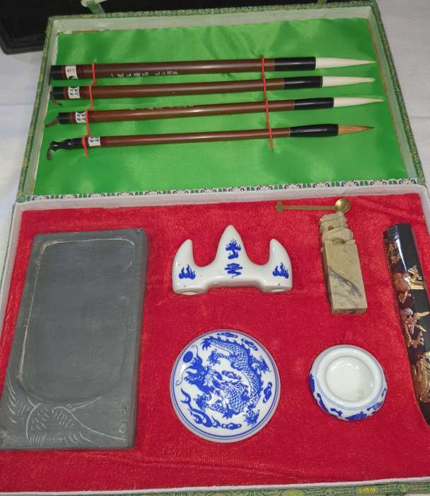 AN AUTHENTIC CHINESE ARTIST KIT SOLD AS IS