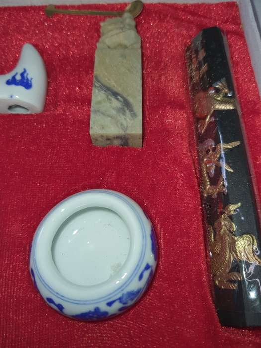 AN AUTHENTIC CHINESE ARTIST KIT SOLD AS IS