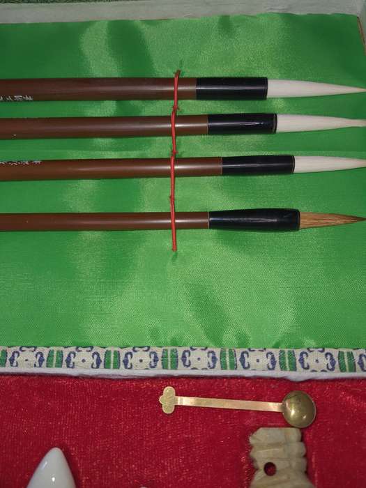 AN AUTHENTIC CHINESE ARTIST KIT SOLD AS IS