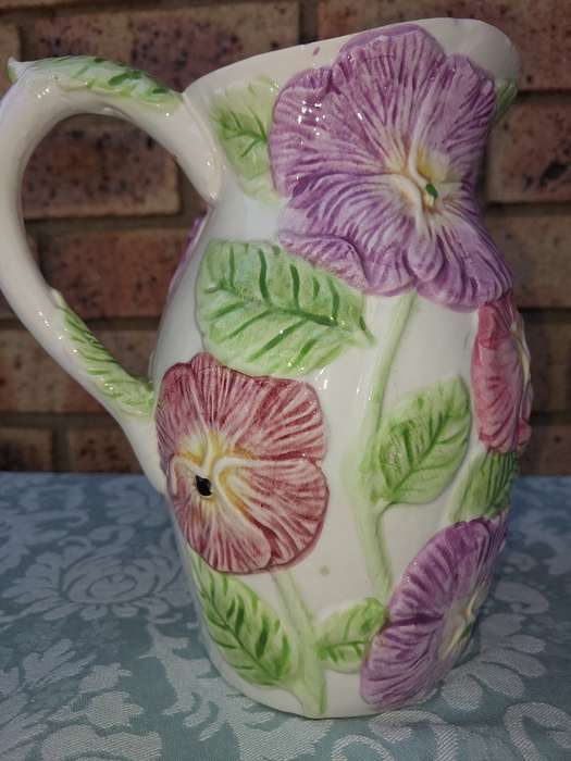 A VINTAGE MULTI-COLOURED FLORAL DESIGN PORCELAIN CERAMIC WATER JUG