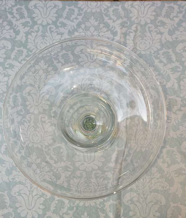 A 26 CENTIMETER TALL ICE CREAM SERVING JAR OR A COCKTAIL FLUTE