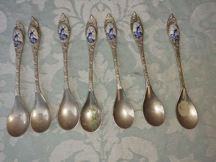 AN ANTIQUE SET OF 7 DELFT MADE IN HOLLAND TEASPOONS