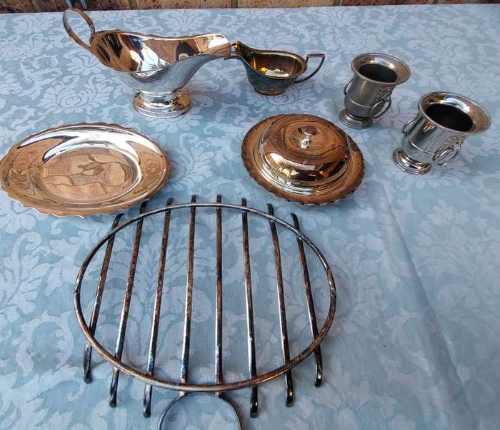 A VINTAGE COLLECTION OF KITCHENALIA SOLD AS IS