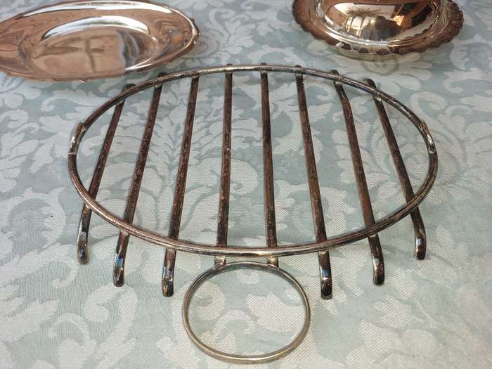 A VINTAGE COLLECTION OF KITCHENALIA SOLD AS IS