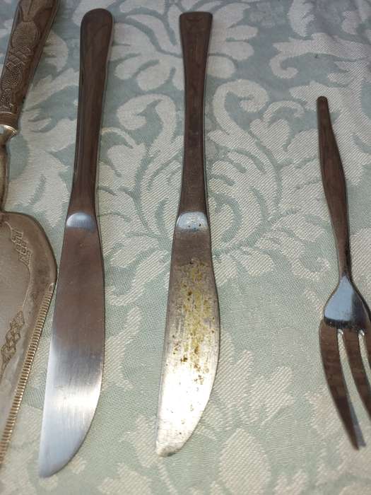 A COLLECTION OF VINTAGE CUTLERY SOLD AS IS