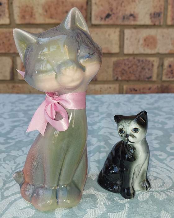 A COLLECTION OF TWO CATS FUGURINES