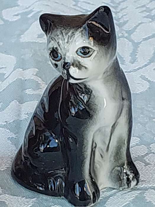 A COLLECTION OF TWO CATS FUGURINES