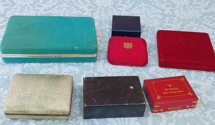 A SELECTION OF VINTAGE JEWELRY BOXES