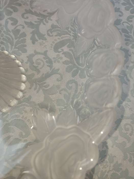 AN ART DECOR FROSTED ROSES BESIGN AND FOOT GLASS CAKE STAND