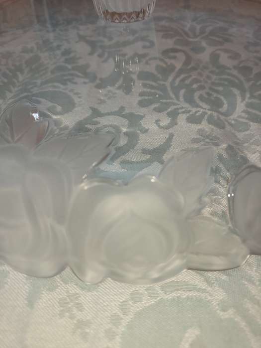 AN ART DECOR FROSTED ROSES BESIGN AND FOOT GLASS CAKE STAND