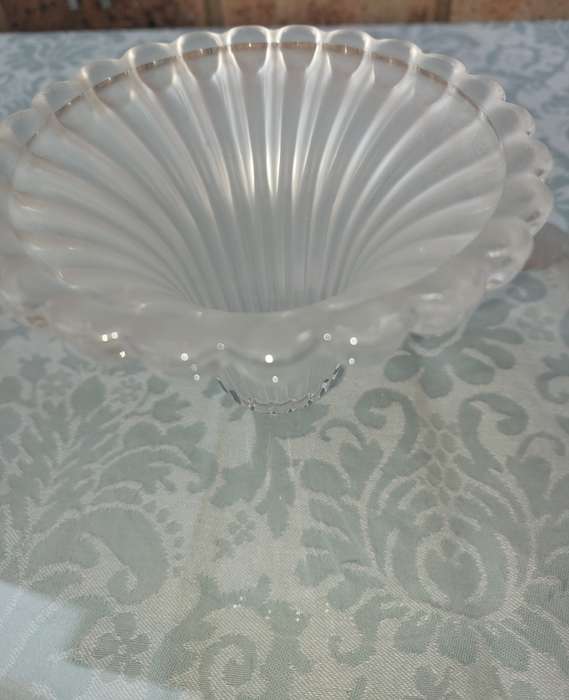 AN ART DECOR FROSTED ROSES BESIGN AND FOOT GLASS CAKE STAND