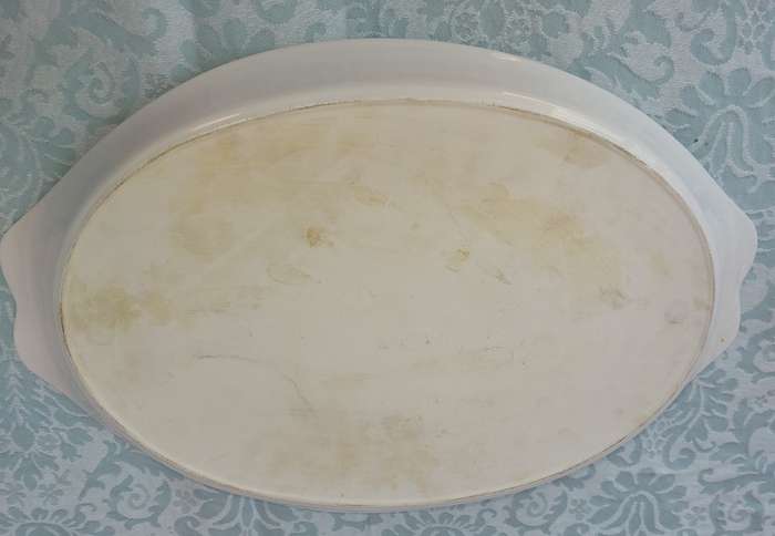 A VINTAGE LARGE OVAL OVEN PROOF CASSEROLE PORCELAIN CERAMIC
