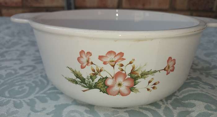 A VINTAGE CORNING WARE FRANCE NUMBER 23 SERVING PORCELAIN BOWL