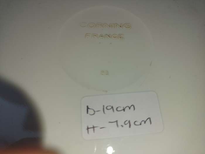 A VINTAGE CORNING WARE FRANCE NUMBER 23 SERVING PORCELAIN BOWL