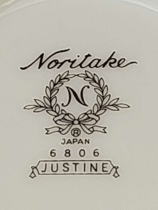 A VINTAGE 27 PIECE NORITAKE  JAPAN 6806 JUSTINE DINNER SET