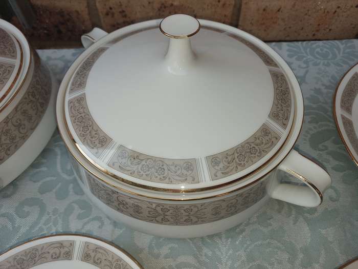 A VINTAGE 27 PIECE NORITAKE  JAPAN 6806 JUSTINE DINNER SET