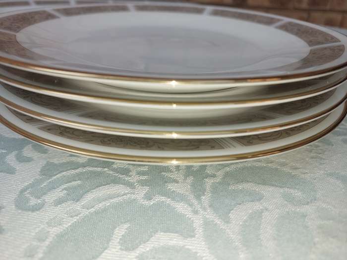 A VINTAGE 27 PIECE NORITAKE  JAPAN 6806 JUSTINE DINNER SET