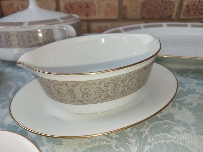 A VINTAGE 27 PIECE NORITAKE  JAPAN 6806 JUSTINE DINNER SET