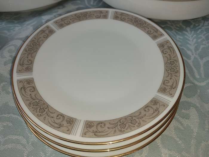 A VINTAGE 27 PIECE NORITAKE  JAPAN 6806 JUSTINE DINNER SET