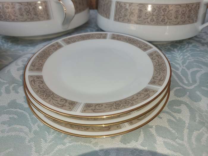 A VINTAGE 27 PIECE NORITAKE  JAPAN 6806 JUSTINE DINNER SET