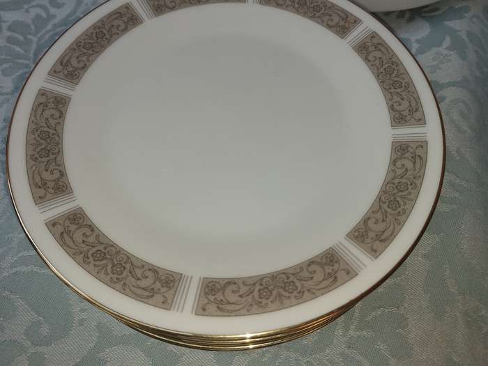 A VINTAGE 27 PIECE NORITAKE  JAPAN 6806 JUSTINE DINNER SET