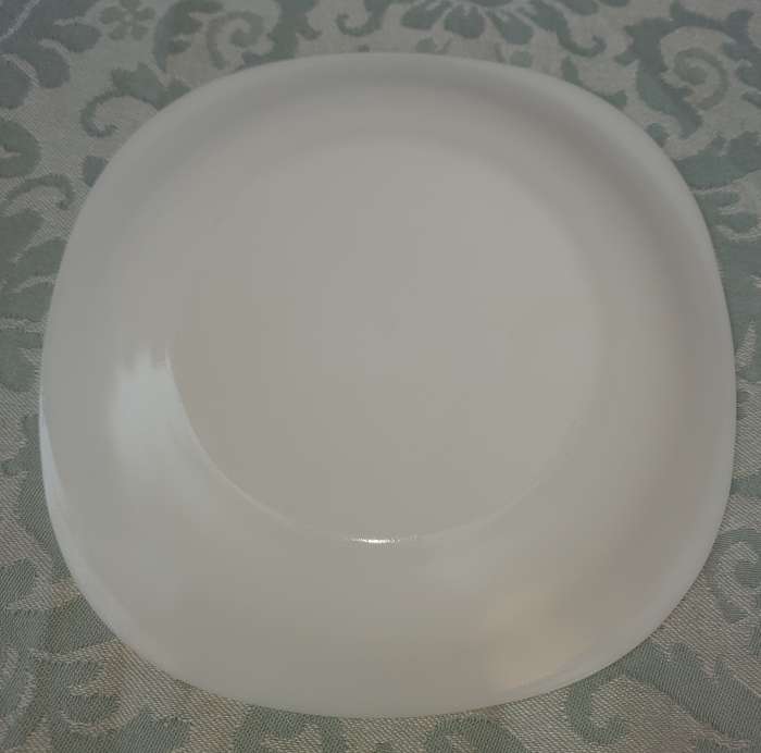 A SIX-PIECE PURE WHITE GLASS SOUP BOWL AND BASE PLATES