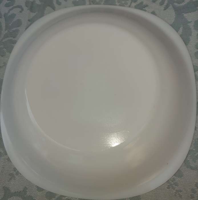 A SIX-PIECE PURE WHITE GLASS SOUP BOWL AND BASE PLATES