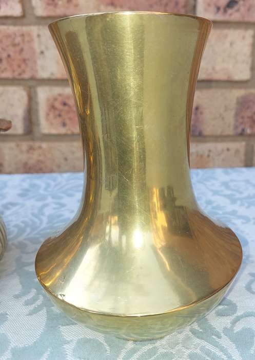 A COLLECTION OF ART DECOR BRASS UTENSILS AND FIGURINES