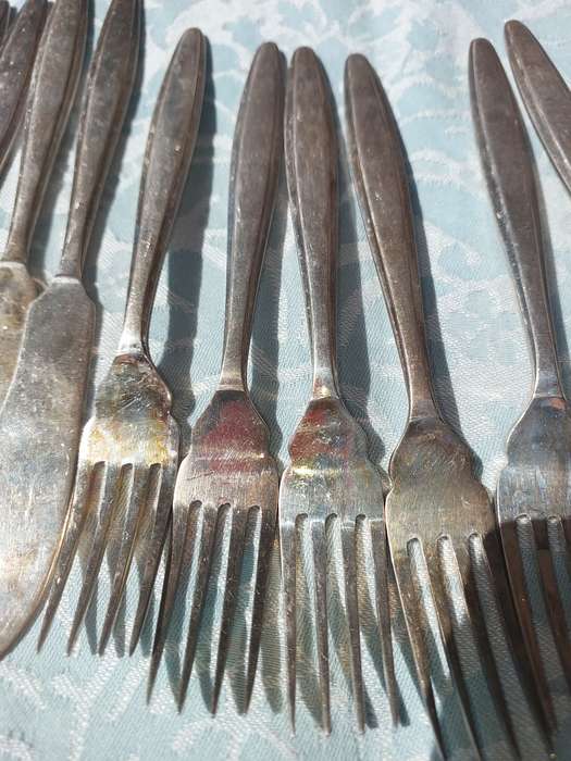 A VINTAGE JOBLOT FISH KNIFE AND FORK CUTLERY