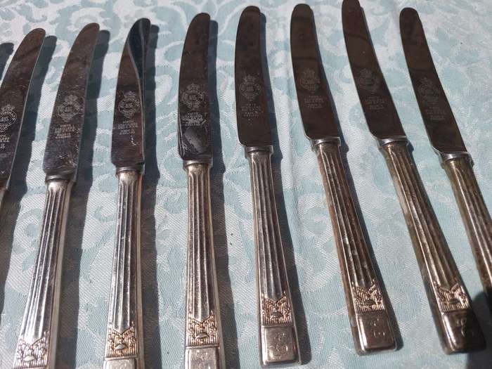 A 31 PIECE JOBLOT CUTLERY SOLD AS IS