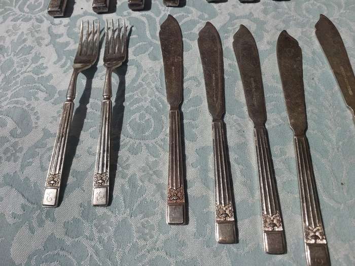 A 31 PIECE JOBLOT CUTLERY SOLD AS IS