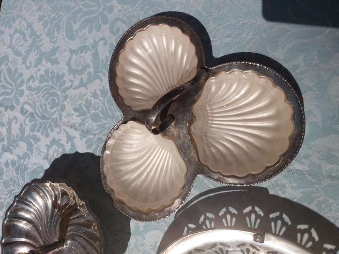AN ANTIQUE JOBLOT SLIVER PLATED AND EPNS SERVING UTENSILS