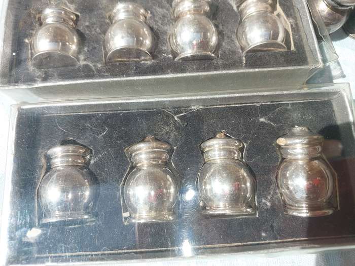 A VINTAGE JOBLOT COLLECTION OF SALT AND PEPPER DISPENSERS