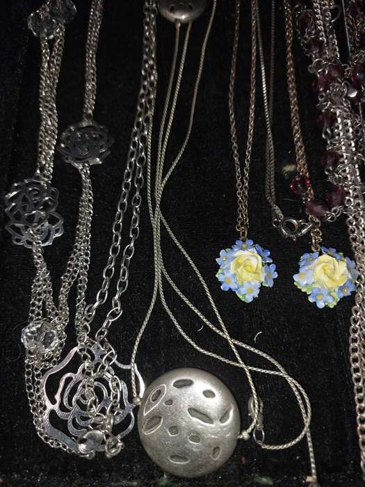 A COLLECTION OF FASHION COSTUME NECKLACES