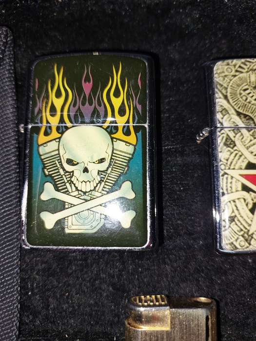 A VINTAGE AND ANTIQUE COLLECTION OF CIGARETTE LIGHTERS