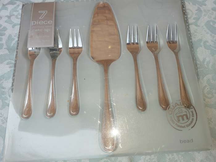 A STAINLESS STEEL CAKE CUTLERY SET
