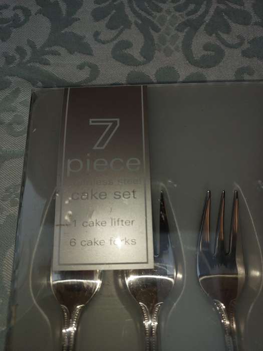 A STAINLESS STEEL CAKE CUTLERY SET
