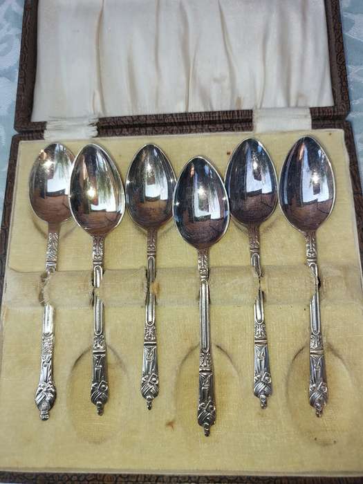 ANTIQUE SET TEASPOONS SOLD AS IS