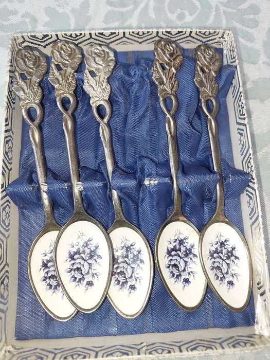 AN ANTIQUE SET DELFT TEASPOONS