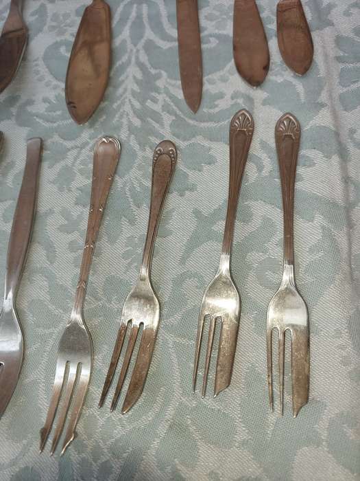 A COLLECTION OF MIXED CUTLERY SOLD AS IS