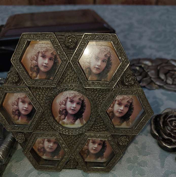 A COLLECTION OF NOVELTY ITEMS