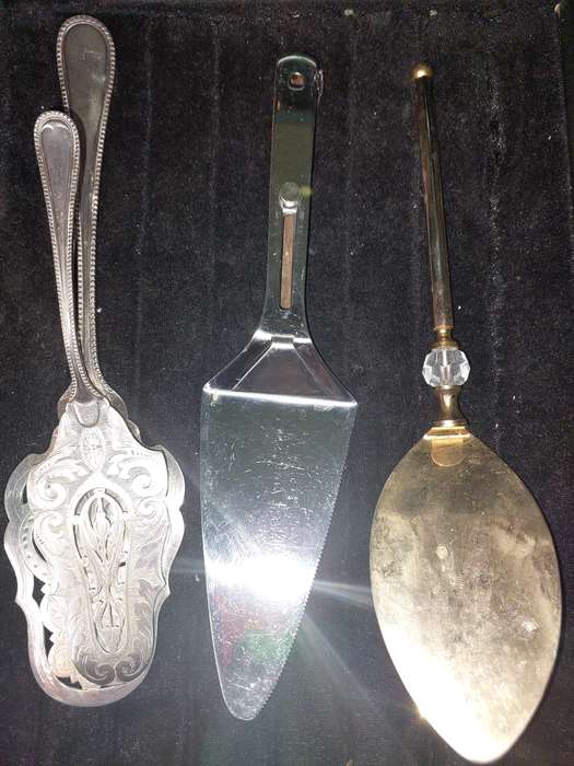 A COLLECTION OF ANTIQUE AND VINTAGE CAKE-CUTTING CUTLERY